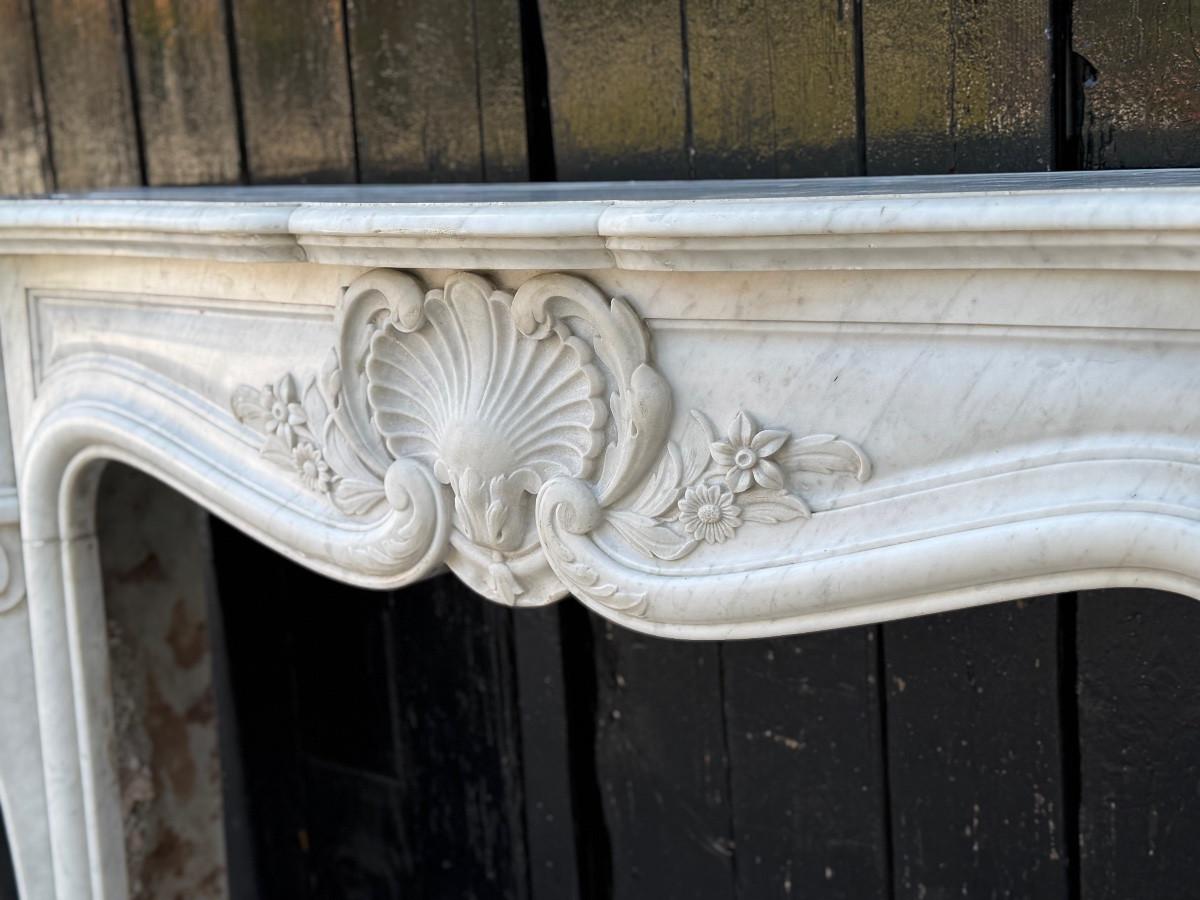 Louis XV style fireplace in Carrara marble, circa 1880 im Angebot 1