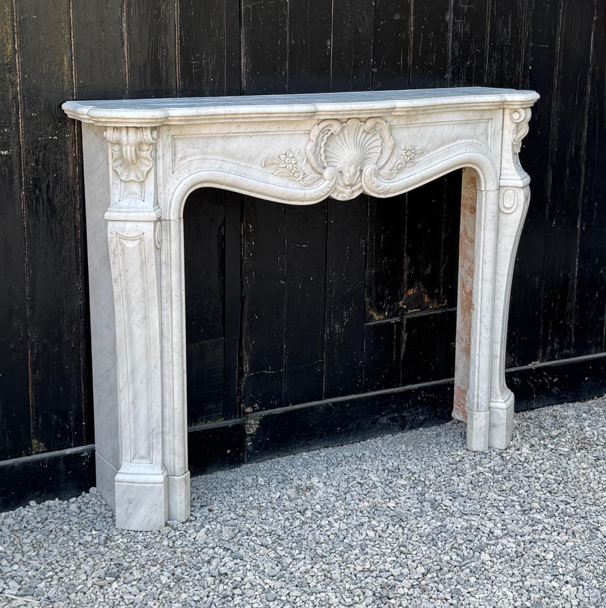 Louis XV style fireplace in Carrara marble, circa 1880 im Angebot 2