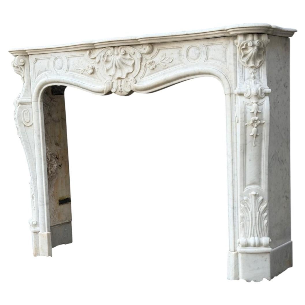 Caminetto in stile Luigi XV in marmo di Carrara, circa 1880