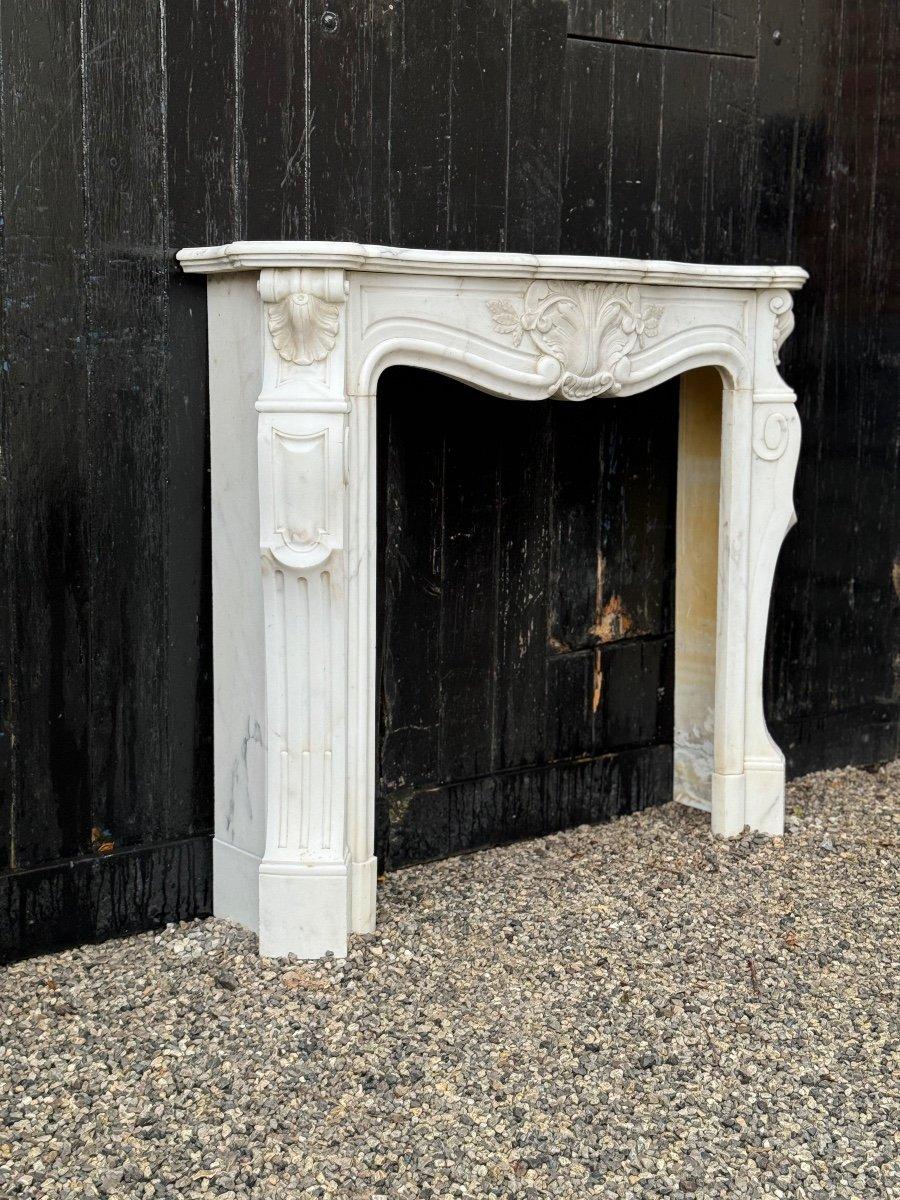 Louis XV Style Fireplace In Carrara Marble Circa 1900 In Excellent Condition For Sale In Honnelles, WHT
