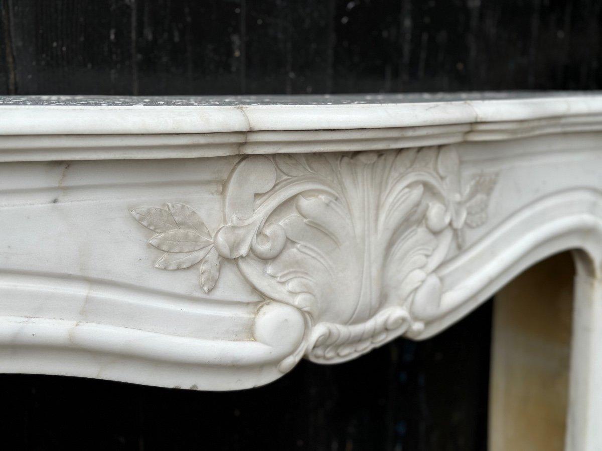20th Century Louis XV Style Fireplace In Carrara Marble Circa 1900 For Sale