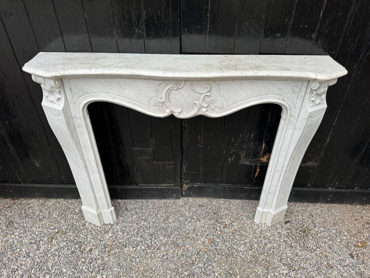 Louis XV Style Fireplace In Carrara Marble Circa 1940 

Dimension of the Hearth 93 x 108.5 cm