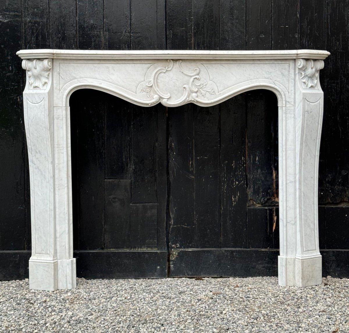 Louis XV Style Fireplace In Carrara Marble Circa 1940 In Excellent Condition For Sale In Honnelles, WHT