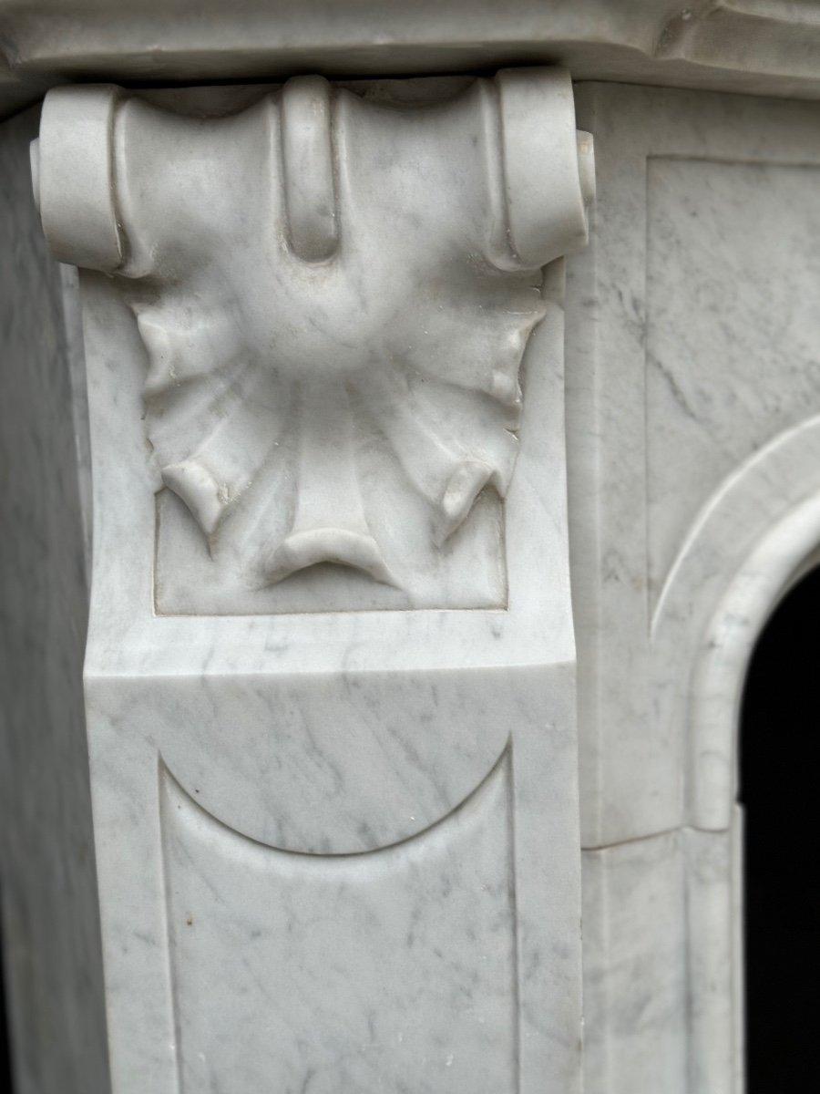 Kamin im Stil von Louis XV. aus Carrara-Marmor, um 1940 (20. Jahrhundert) im Angebot
