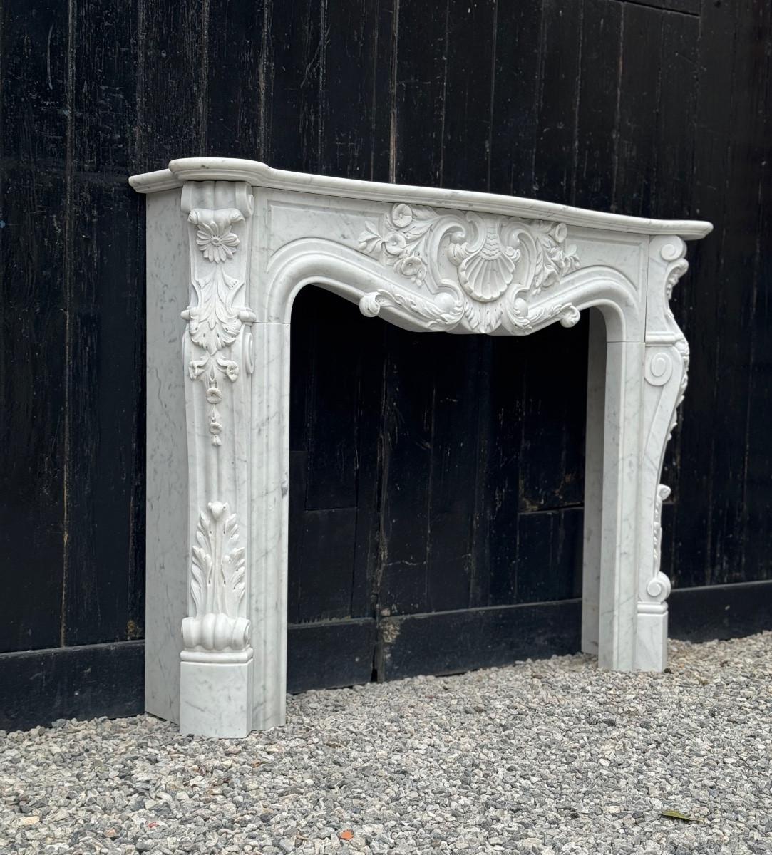 Louis XV style fireplace in Carrara marble, circa 1980 For Sale 4