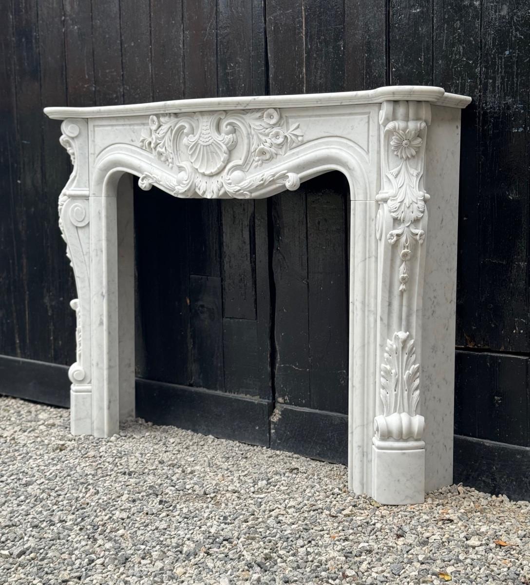 Louis XV style fireplace in Carrara marble, circa 1980 For Sale 5