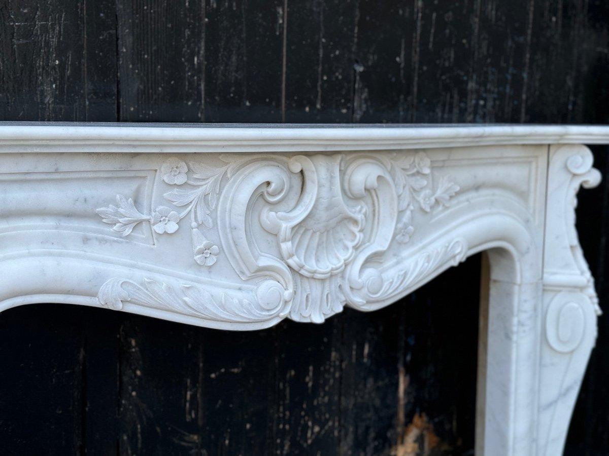 Louis XV Style Fireplace In Carrara Marble Circa 1980 

Dimensions of the hearth: 80 x 89.5 cm