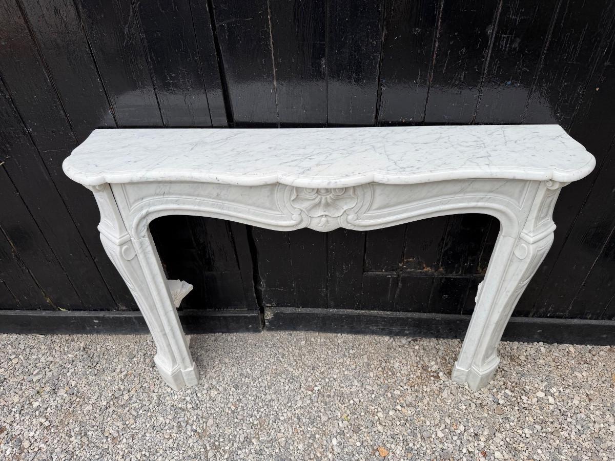 Louis XV style fireplace in Carrara marble, circa 1980
hearth dimensions: 84 x 105 cm