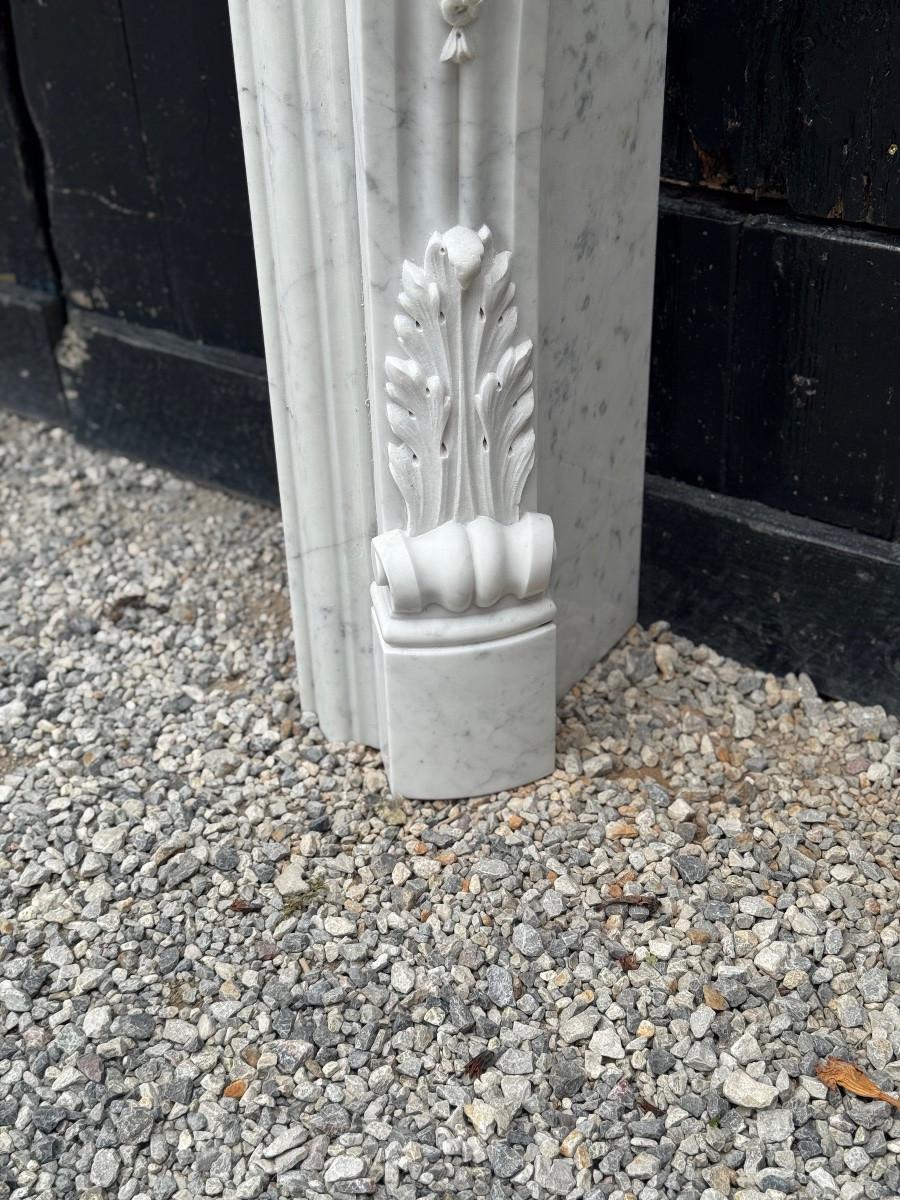 French Louis XV style fireplace in Carrara marble, circa 1980 For Sale