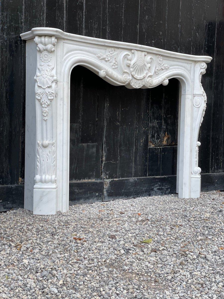 Louis XV Style Fireplace In Carrara Marble Circa 1980 In Excellent Condition For Sale In Honnelles, WHT