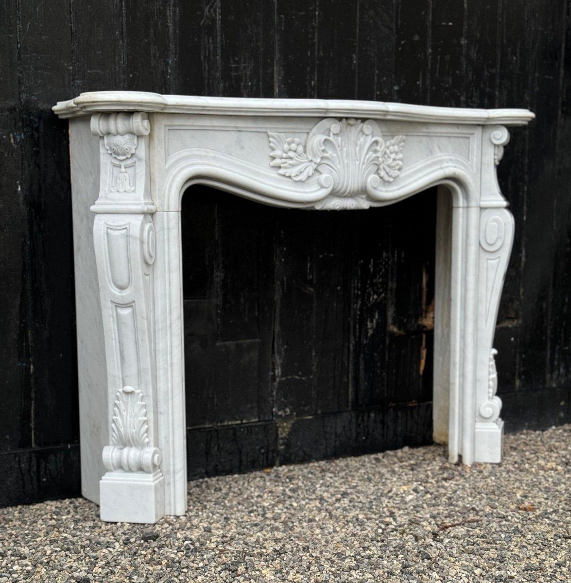 Louis XV Style Fireplace In Carrara Marble Circa 1980 In Excellent Condition For Sale In Honnelles, WHT