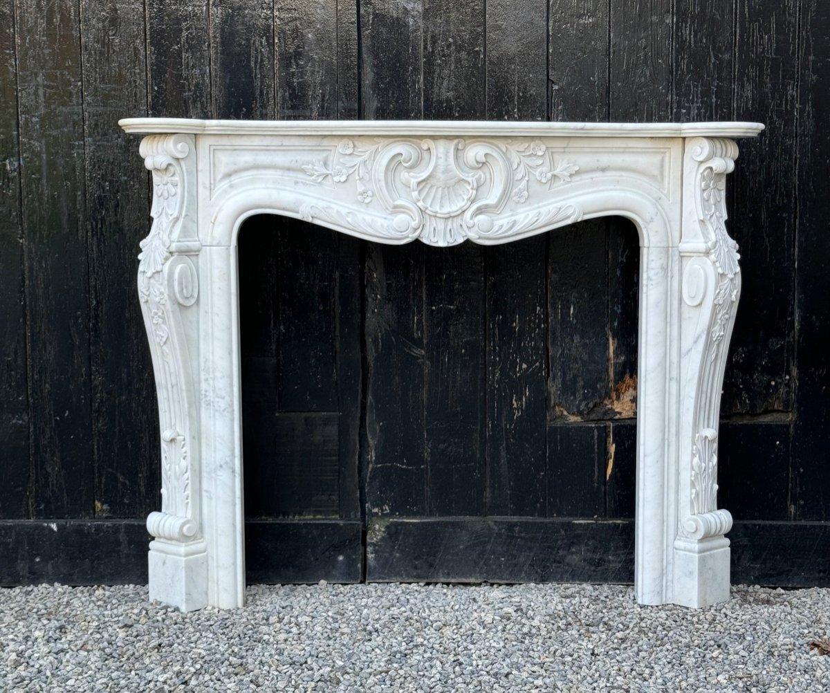 Louis XV Style Fireplace In Carrara Marble Circa 1980 In Excellent Condition In Honnelles, WHT