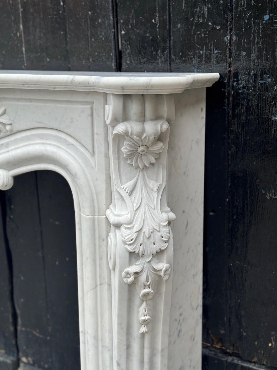 Louis XV style fireplace in Carrara marble, circa 1980 In Good Condition For Sale In Honnelles, WHT