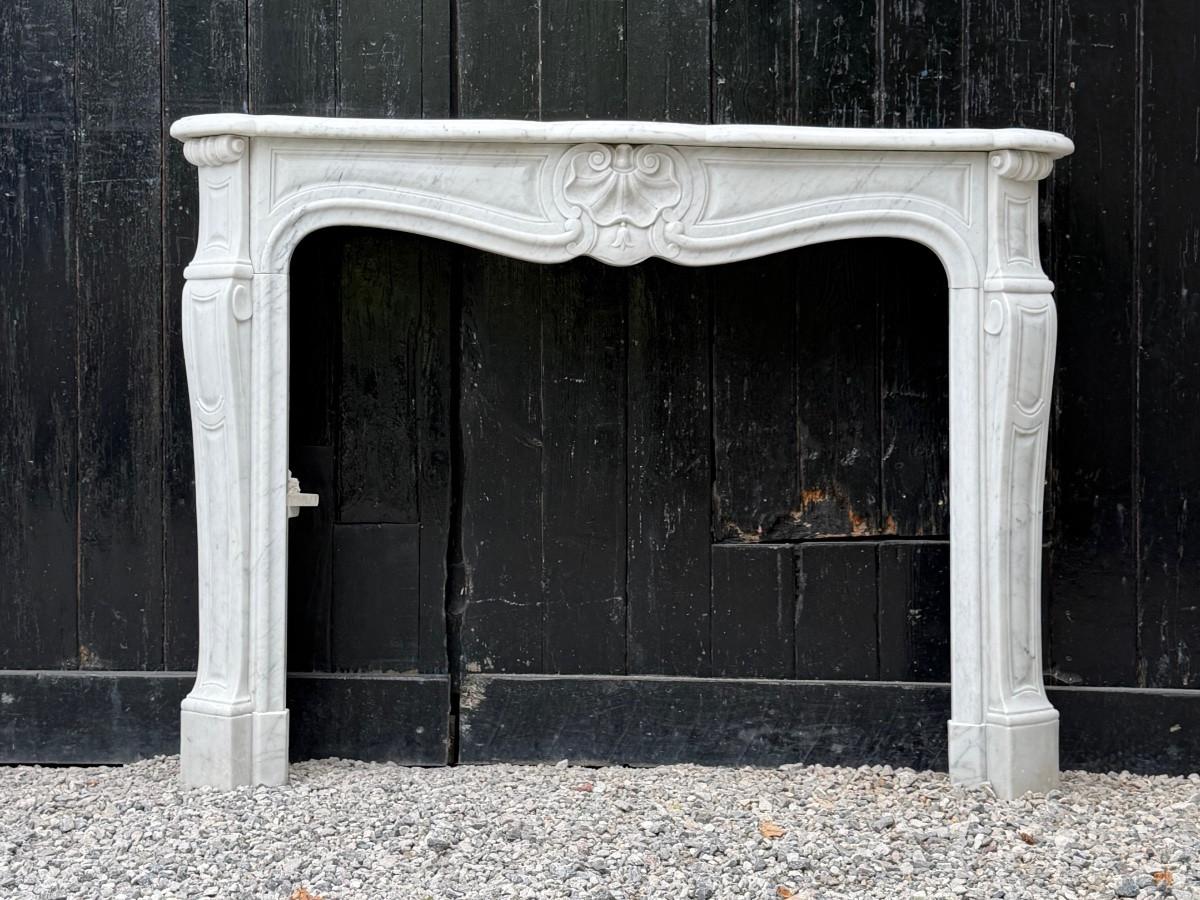 Louis XV style fireplace in Carrara marble, circa 1980 In Good Condition For Sale In Honnelles, WHT