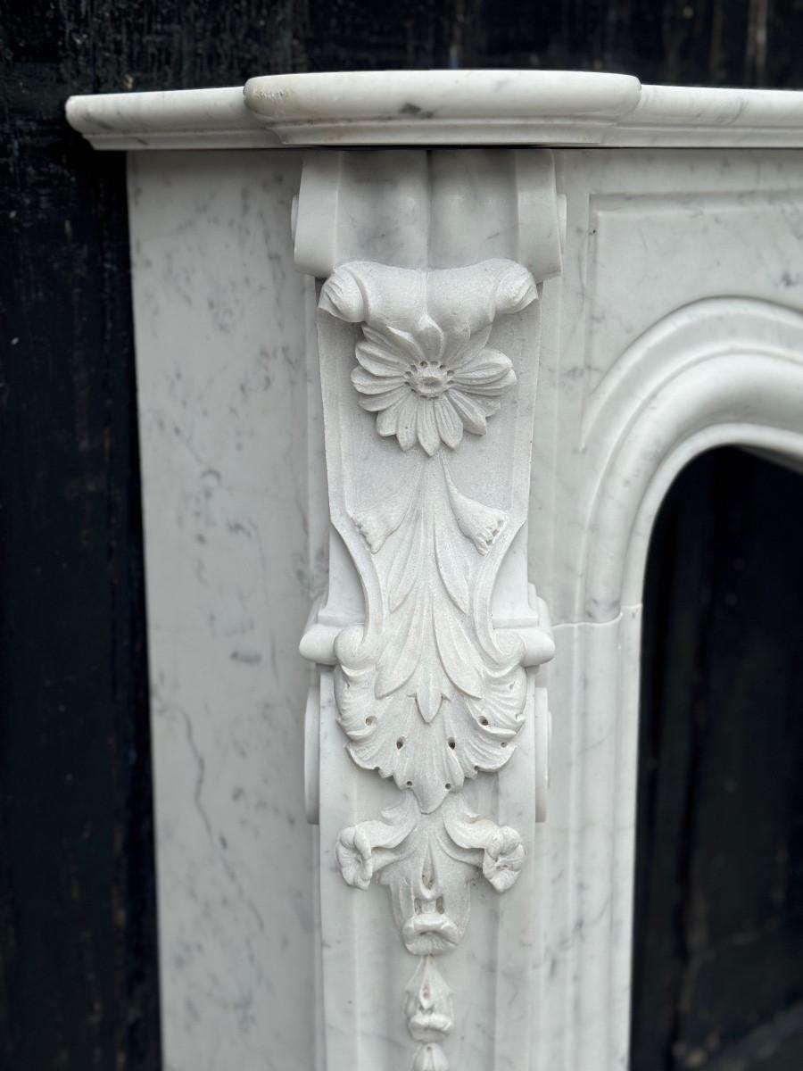 Marble Louis XV style fireplace in Carrara marble, circa 1980 For Sale