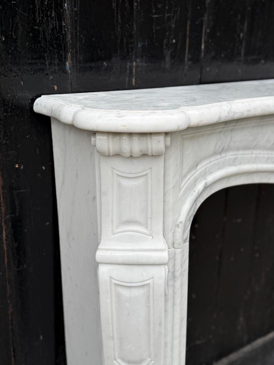 Marble Louis XV style fireplace in Carrara marble, circa 1980 For Sale