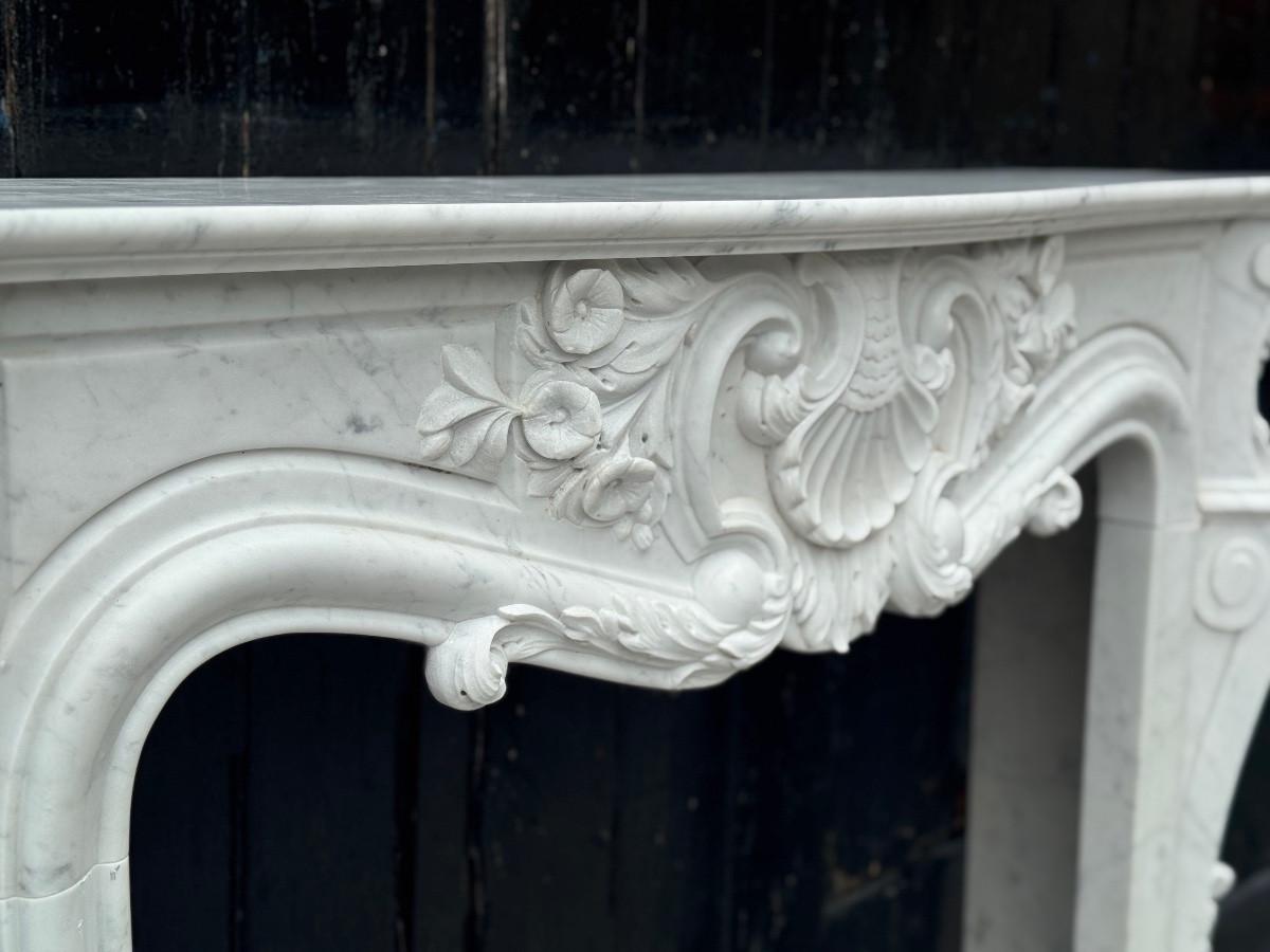 Louis XV style fireplace in Carrara marble, circa 1980 For Sale 1