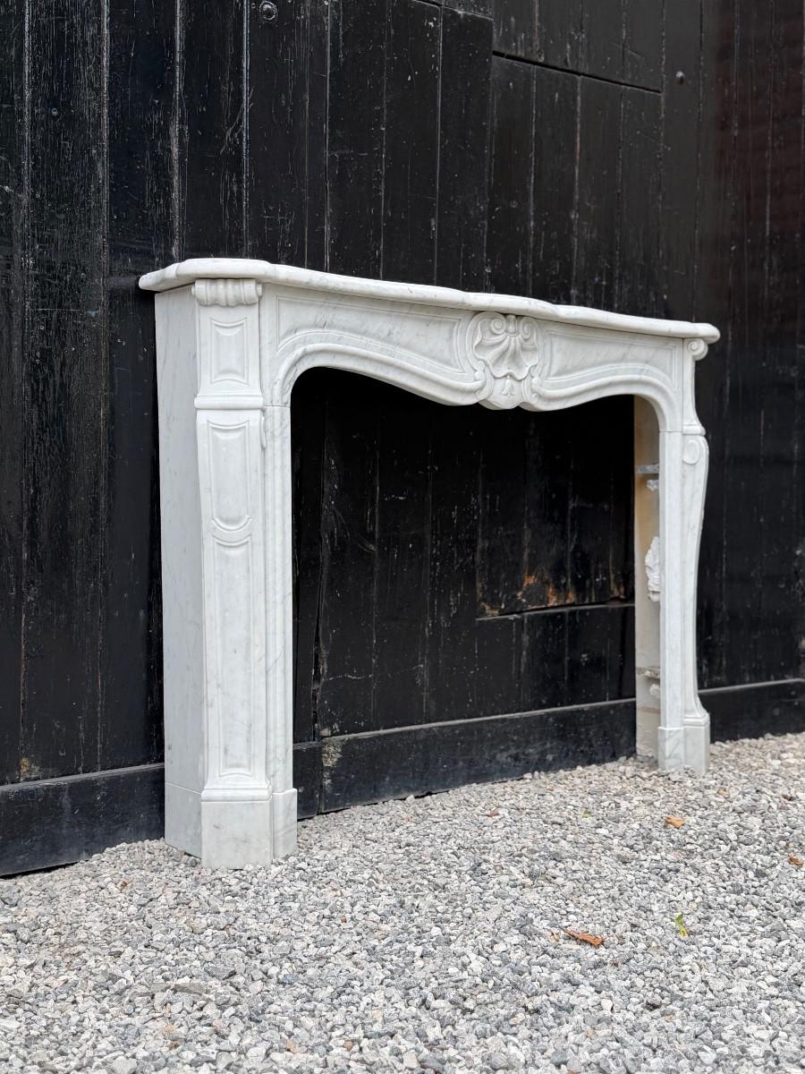 Louis XV style fireplace in Carrara marble, circa 1980 For Sale 1