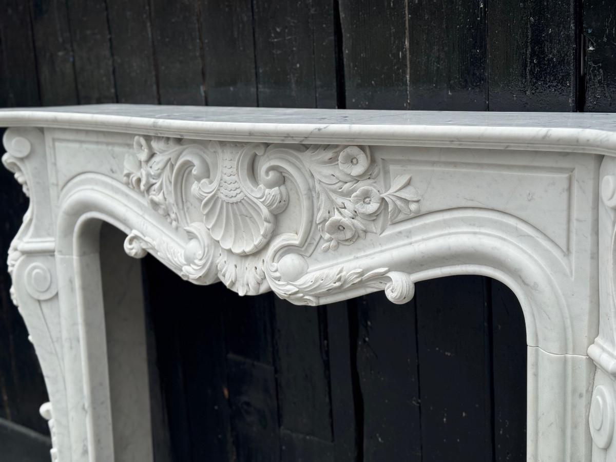 Louis XV style fireplace in Carrara marble, circa 1980 For Sale 2