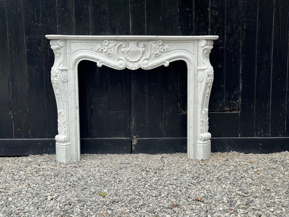 Louis XV style fireplace in Carrara marble, circa 1980 For Sale 3