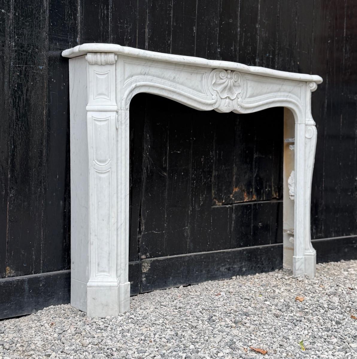 Louis XV style fireplace in Carrara marble, circa 1980 For Sale 3