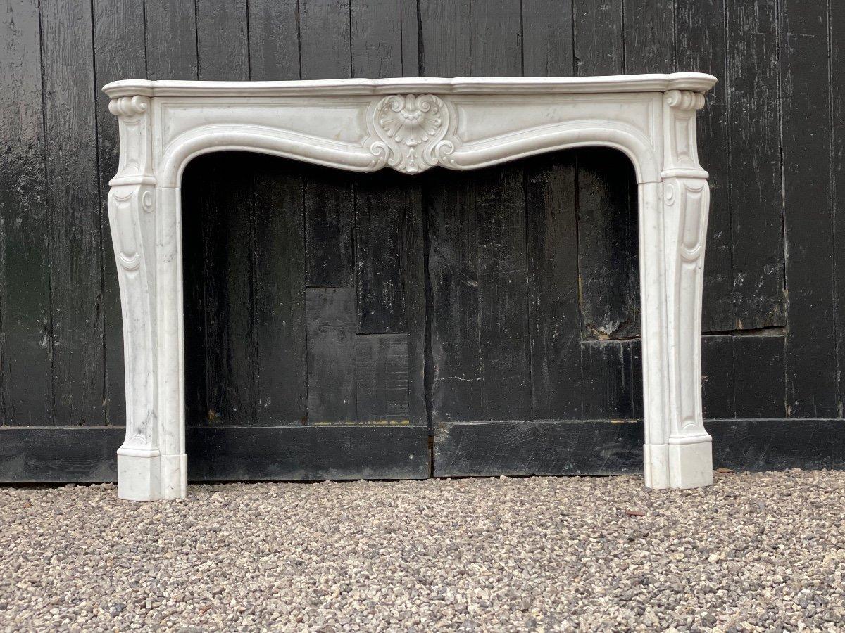 Louis XV Style Fireplace in Carrara Marble In Fair Condition For Sale In Honnelles, WHT