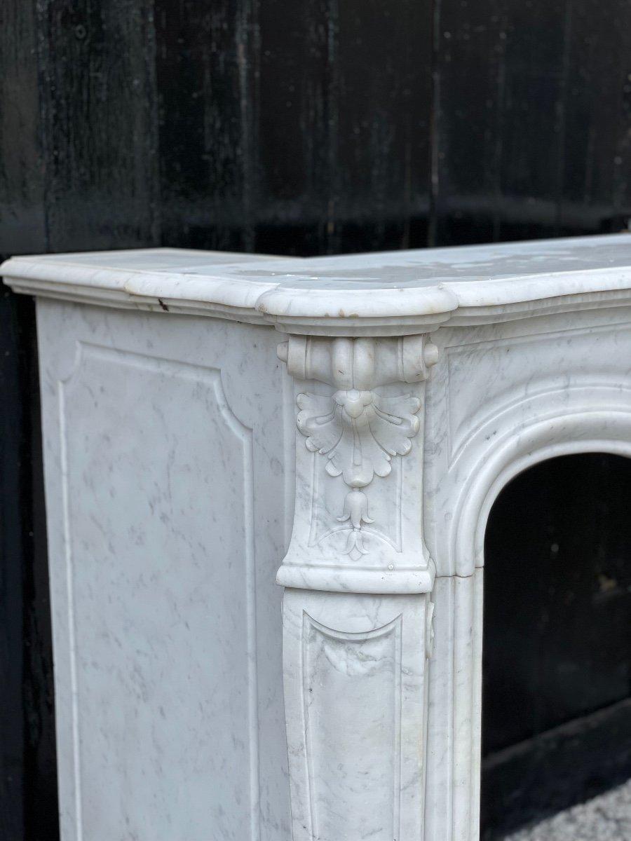 Louis XV Style Fireplace in Carrara Marble In Good Condition For Sale In Honnelles, WHT