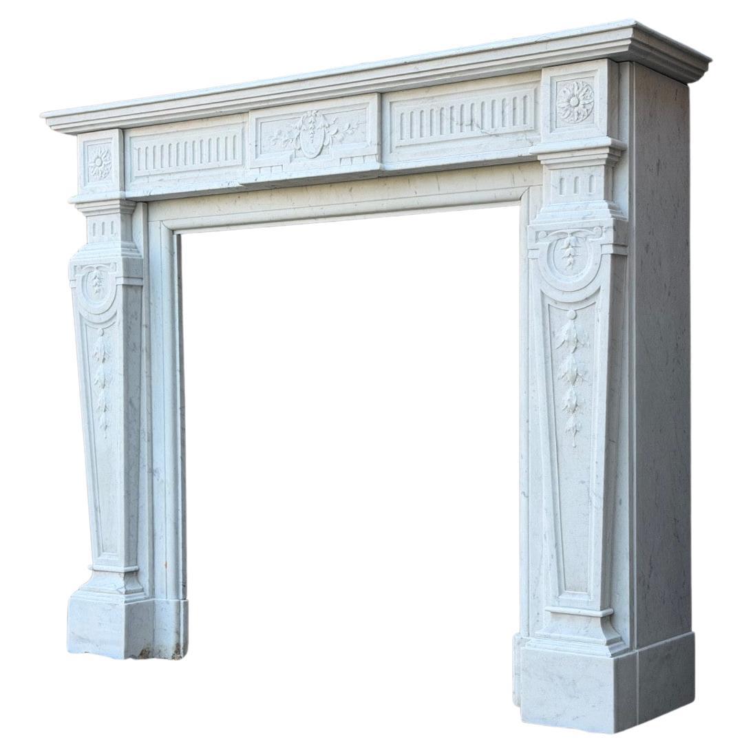 Cheminée de style Louis XV en marbre blanc de Carrare vers 1880 en vente