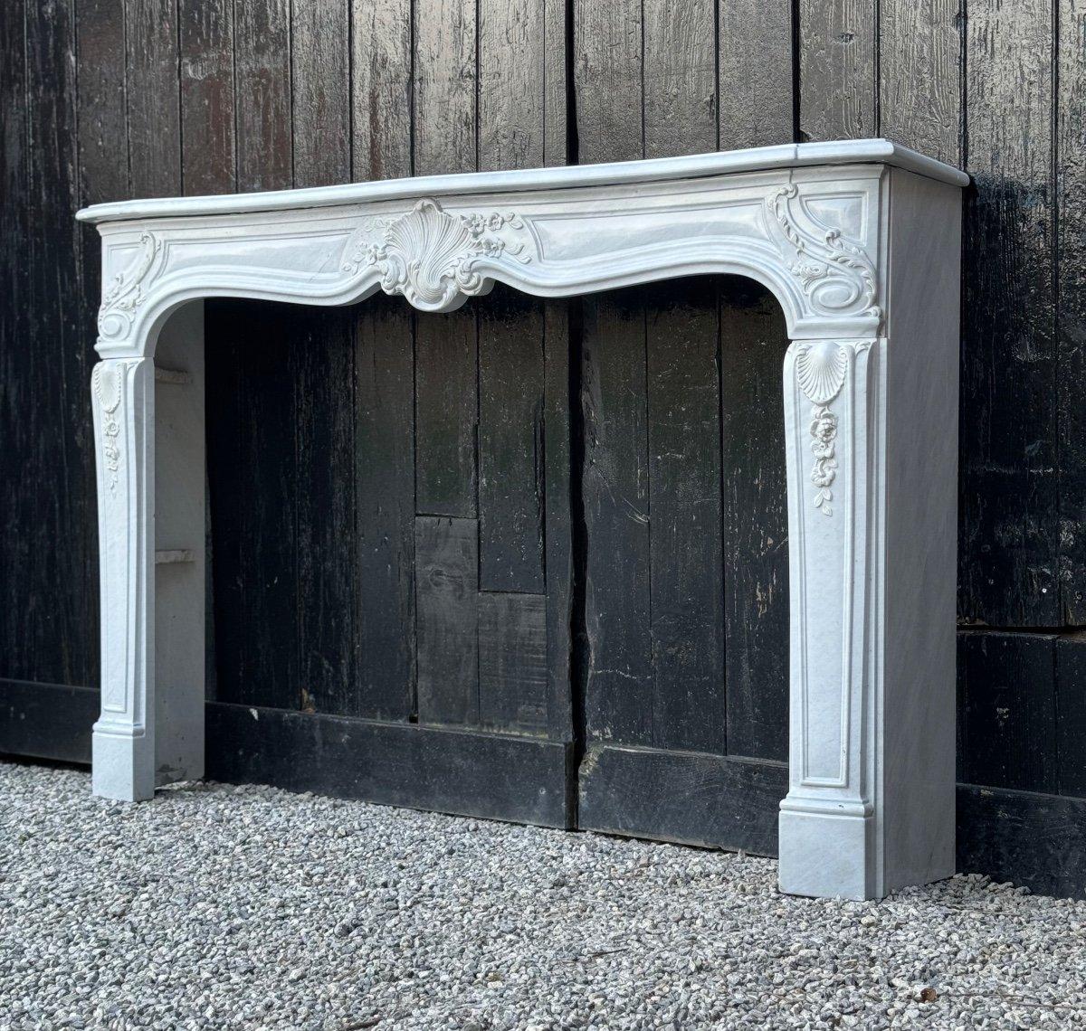 Louis XV Style Fireplace In Gray White Carrara Marble Circa 1980 For Sale 6