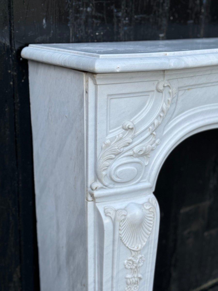 Louis XV Style Fireplace In Gray White Carrara Marble Circa 1980 In Excellent Condition For Sale In Honnelles, WHT