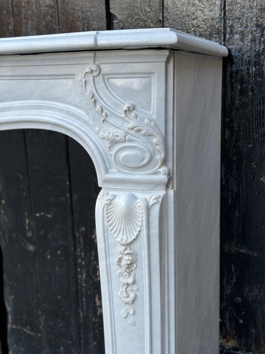 Louis XV Style Fireplace In Gray White Carrara Marble Circa 1980 For Sale 4