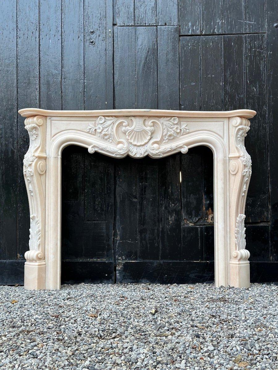 Louis XV Style Fireplace In Pink Marble Circa 1980 (Marmor) im Angebot