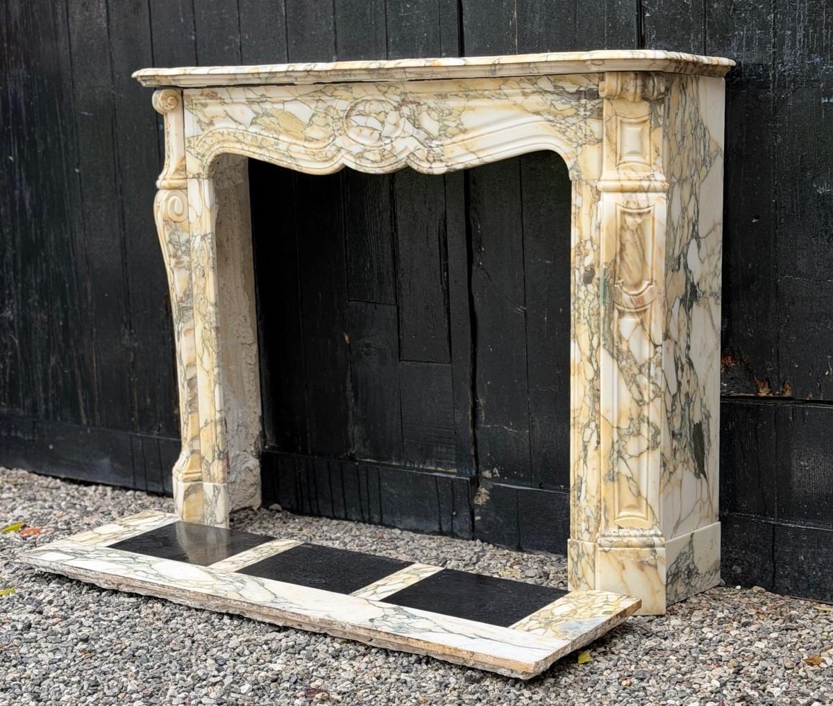 Chimenea estilo Luis XV de mármol breccia púrpura, hacia 1880 en venta 7