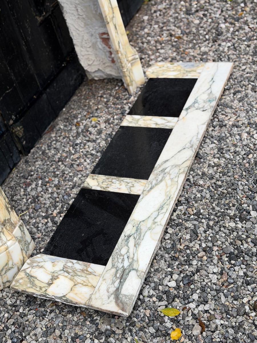 Chimenea estilo Luis XV de mármol breccia púrpura, hacia 1880 Belga en venta