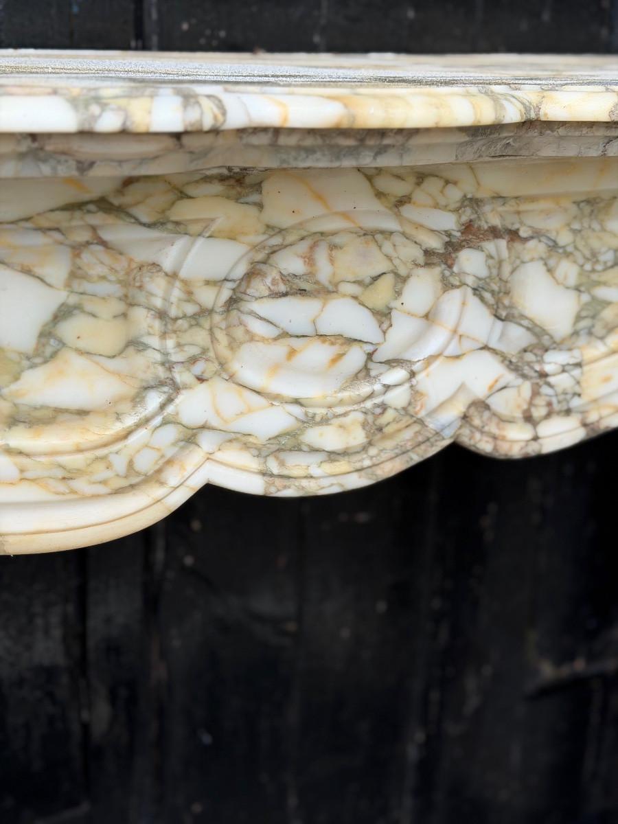 Chimenea estilo Luis XV de mármol breccia púrpura, hacia 1880 Mármol en venta