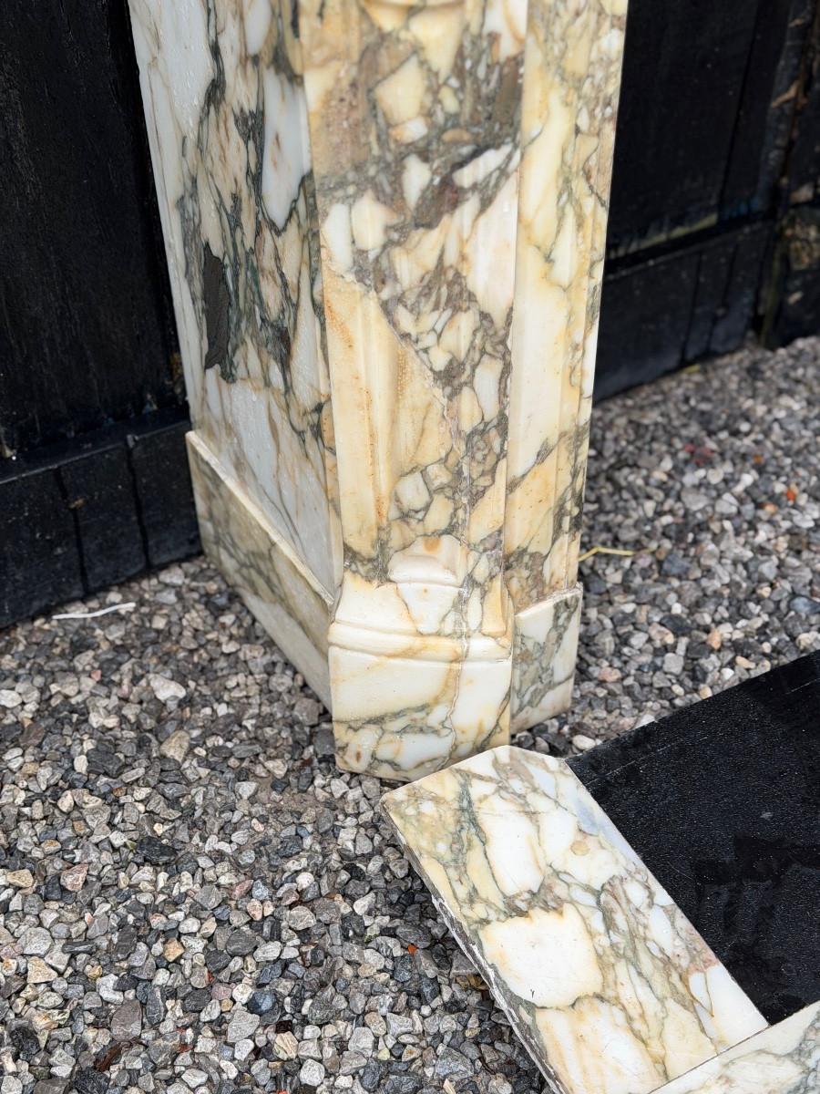 Chimenea estilo Luis XV de mármol breccia púrpura, hacia 1880 en venta 2