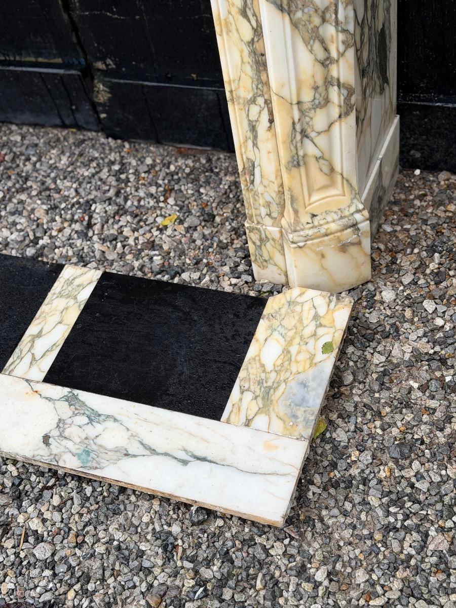 Chimenea estilo Luis XV de mármol breccia púrpura, hacia 1880 en venta 3