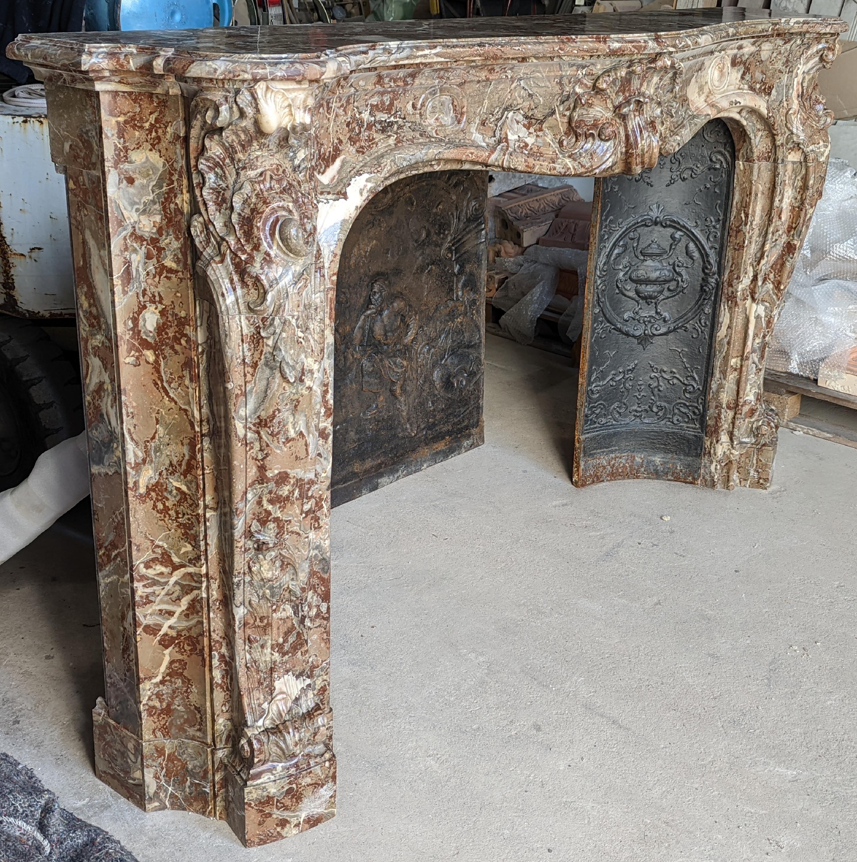 Louis XV style fireplace in Rouge Royal marble with an asymmetrical shell In Good Condition In SAINT-OUEN-SUR-SEINE, FR