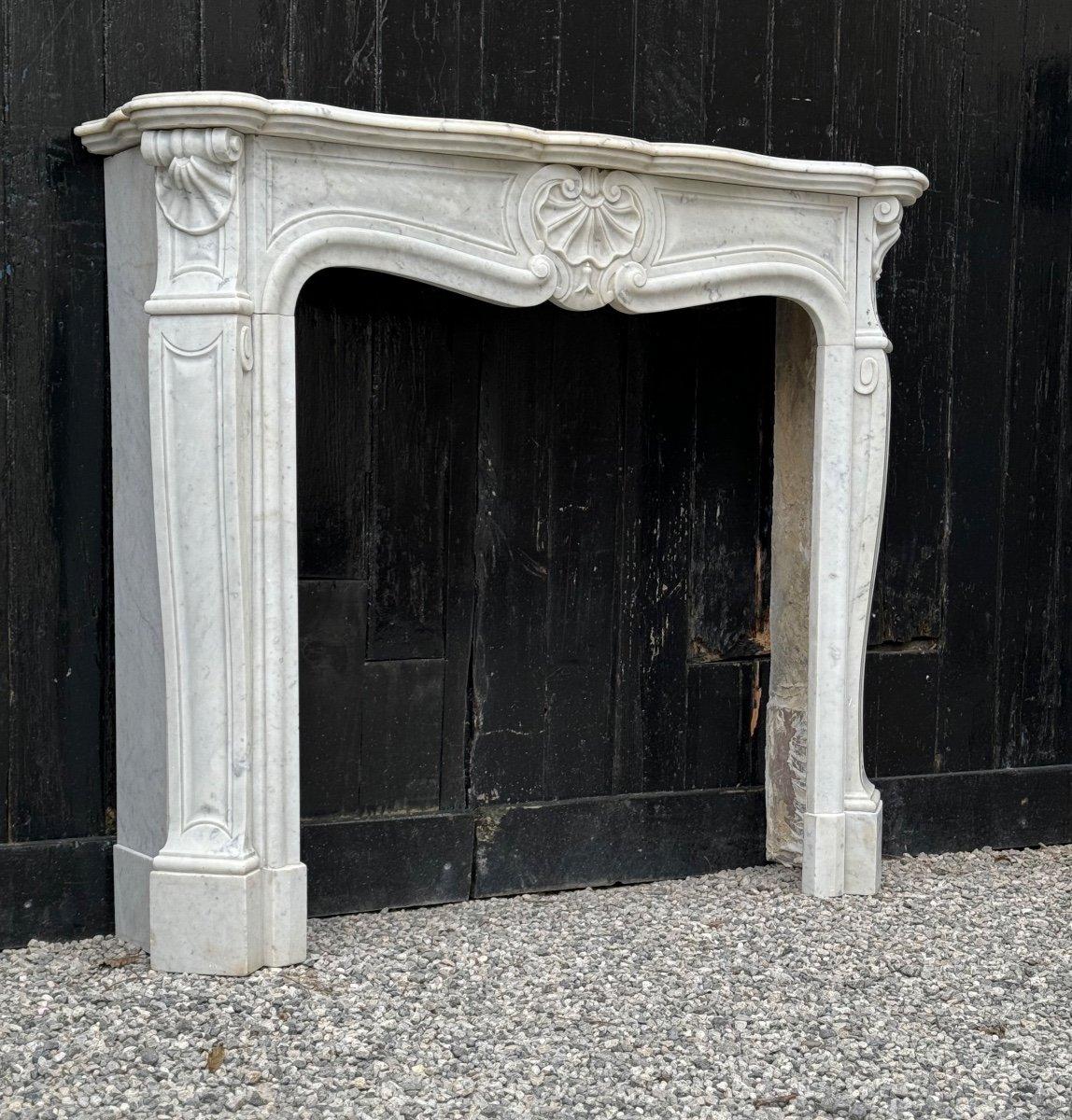 Louis XV Style Fireplace In White Carrara Marble, Circa 1880 For Sale 5