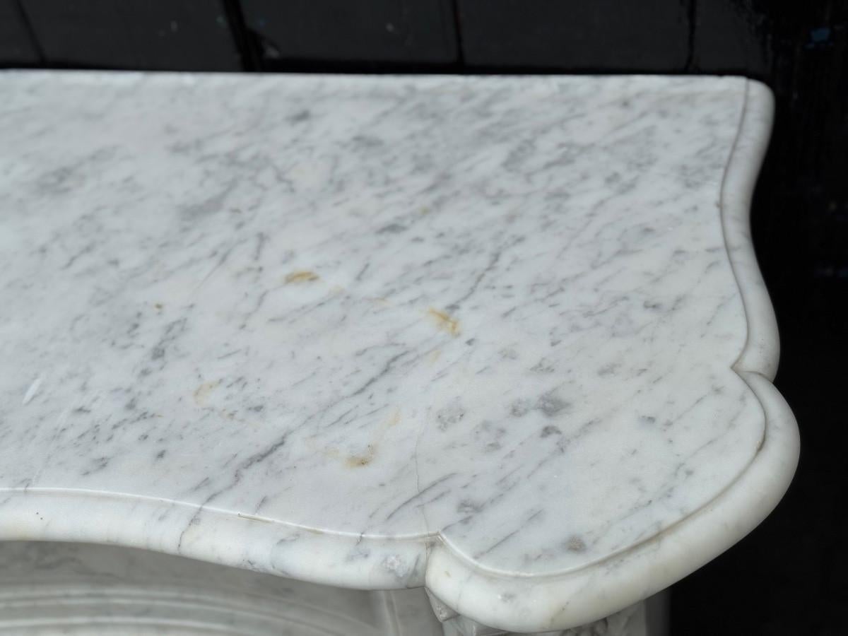 Louis XV style fireplace in white Carrara marble, circa 1880 For Sale 3