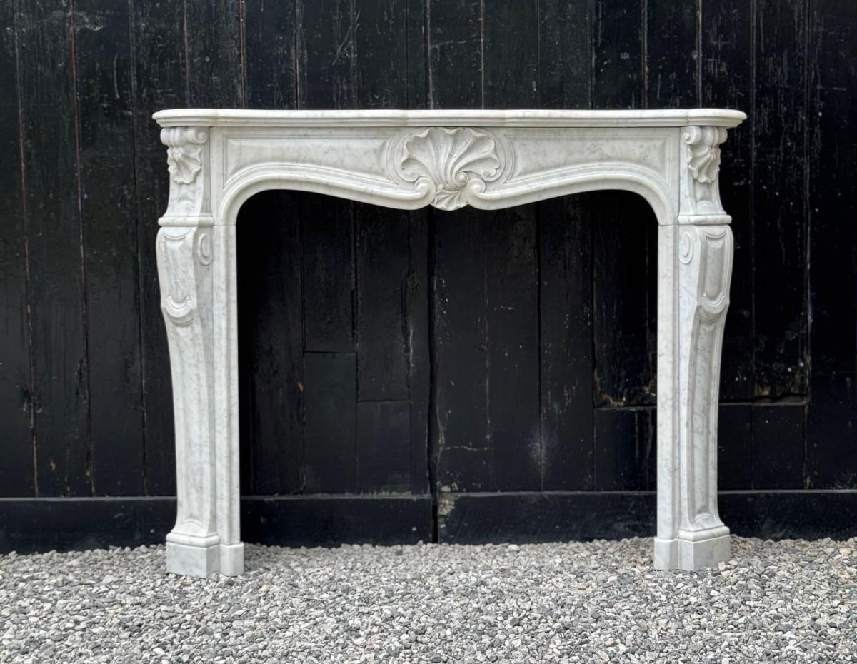 Louis XV style fireplace in white Carrara marble, circa 1880 For Sale 4