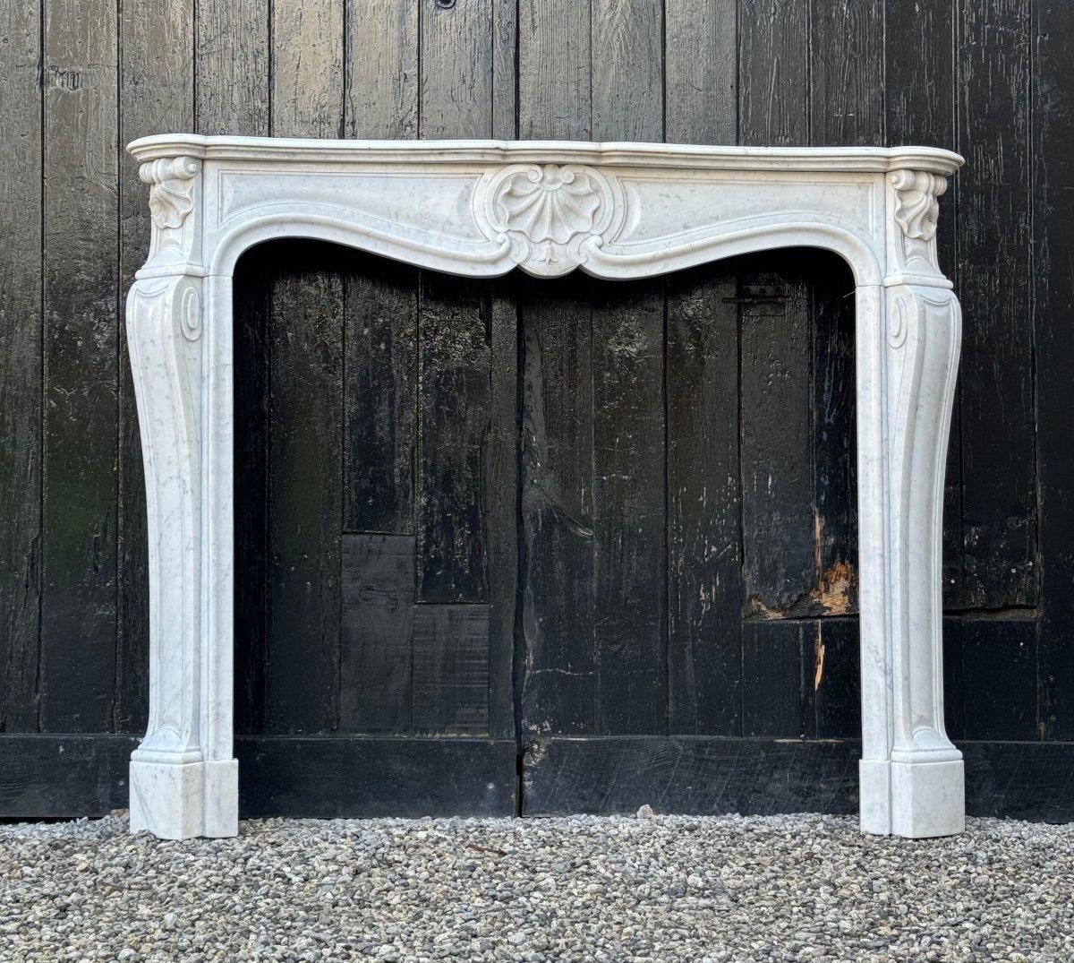 Kamin im Stil Louis XV aus weißem Carrara-Marmor 

Abmessungen der Feuerstelle: 99,5 x 113,5 cm