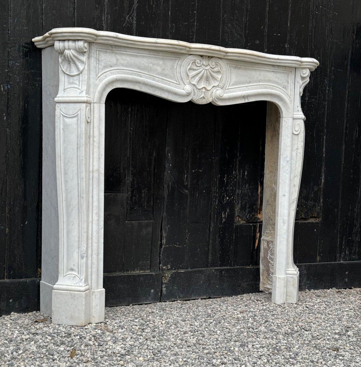 Louis XV Style Fireplace In White Carrara Marble, Circa 1880 In Excellent Condition For Sale In Honnelles, WHT