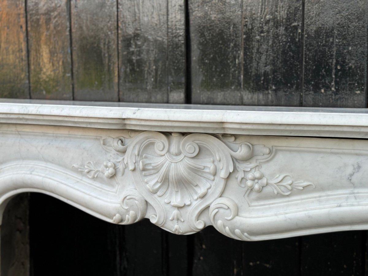Louis XV Style Fireplace In White Carrara Marble, Circa 1880 In Excellent Condition In Honnelles, WHT