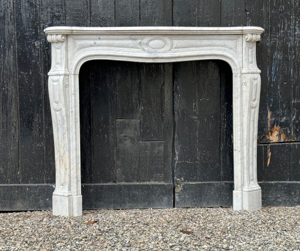 Louis XV Style Fireplace In White Carrara Marble Circa 1880 In Excellent Condition For Sale In Honnelles, WHT