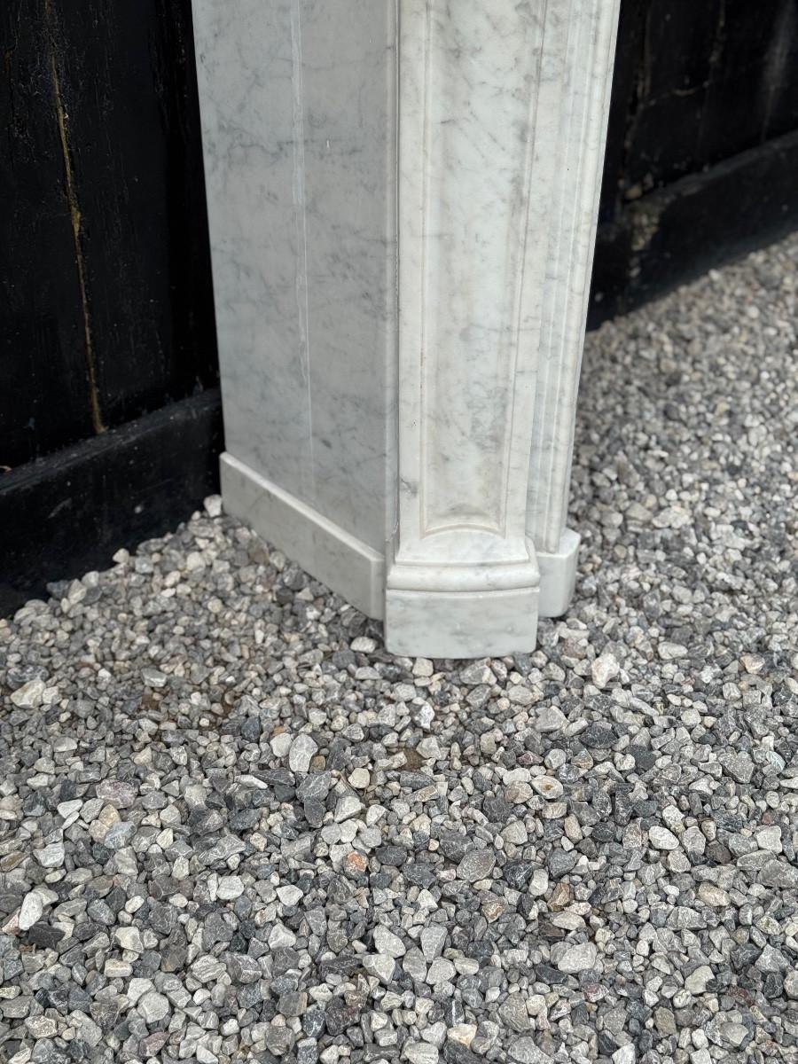 French Louis XV style fireplace in white Carrara marble, circa 1880 For Sale