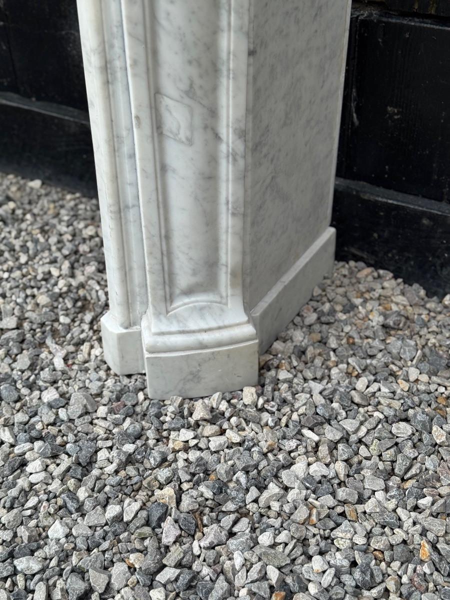 Louis XV style fireplace in white Carrara marble, circa 1880 In Good Condition For Sale In Honnelles, WHT