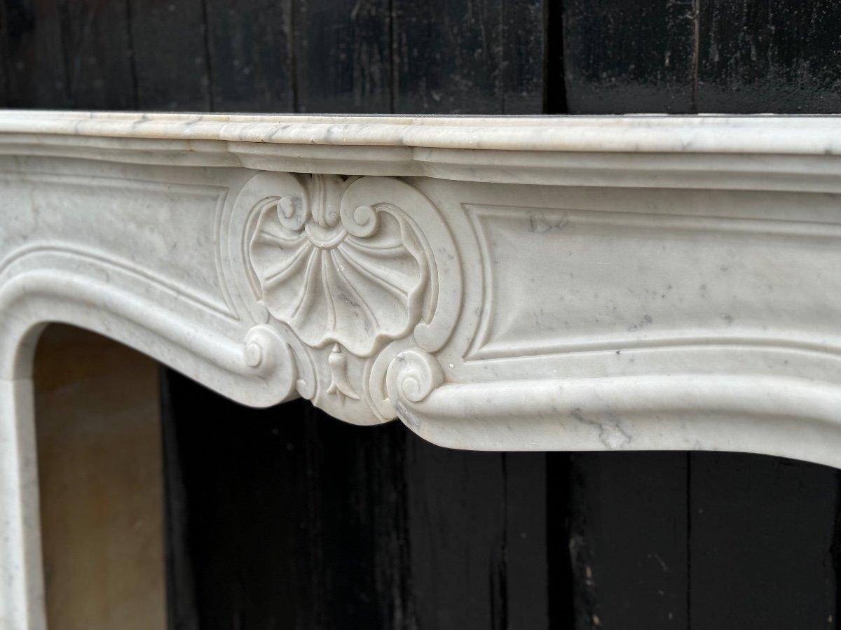 Louis XV Style Fireplace In White Carrara Marble, Circa 1880 For Sale 2