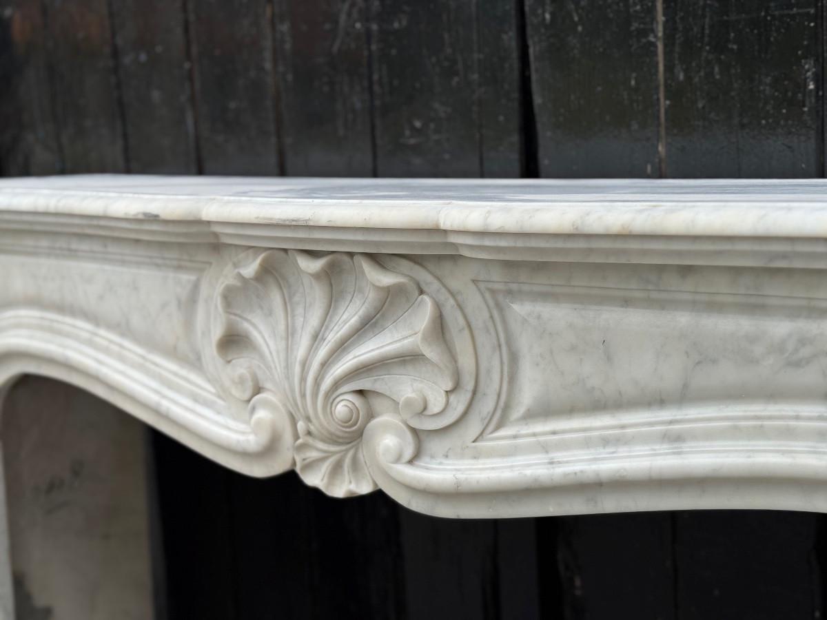 Louis XV style fireplace in white Carrara marble, circa 1880 For Sale 1