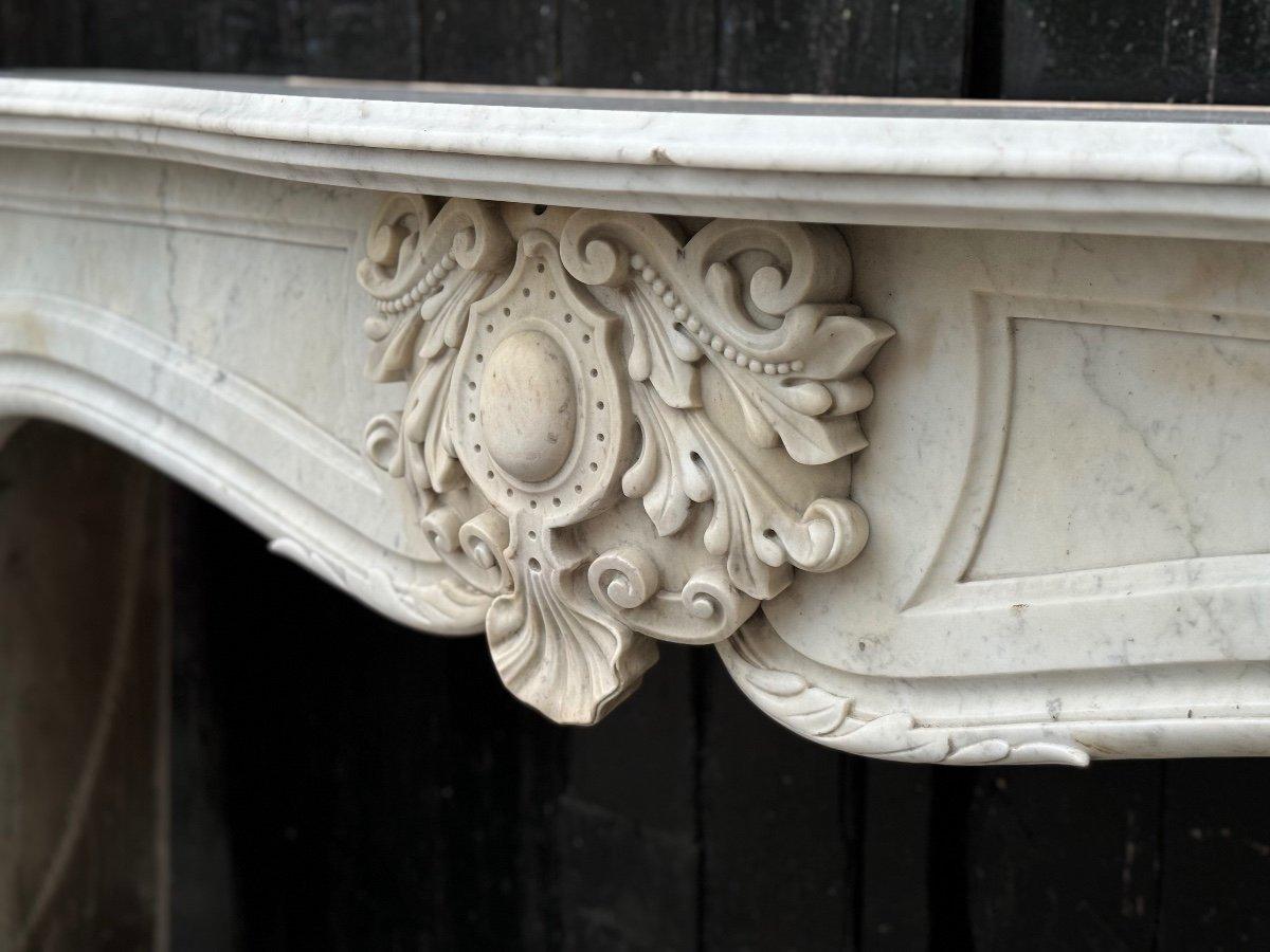 Inconnu Cheminée de style Louis XV en marbre blanc de Carrare Circa 1900 en vente